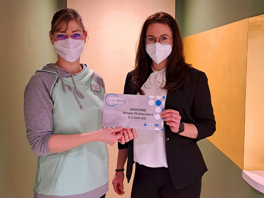 Pflegedienstleiterin Stefanie Micklitza nimmt den Scheck über 2000 Euro entgegen.