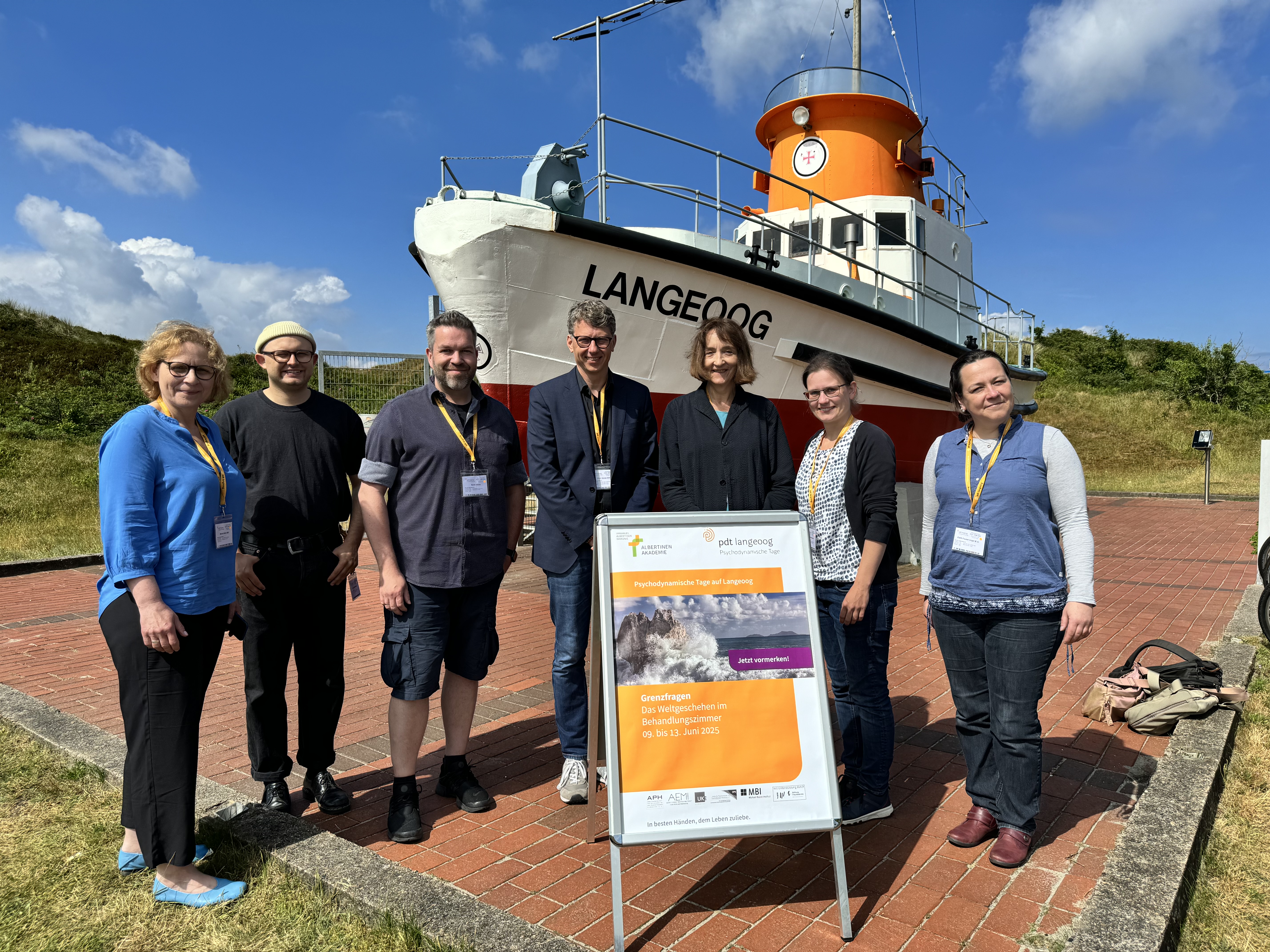 Teilnehmerinne und Teilnehmer der Psychodynamischen Tage auf Langeoog vor einem Kutter, Veranstaltungen, Seminar, Fortbildung, Weiterbildung, Albertinen Akademie, Hamburg-Schnelsen Teilnehmerinne und Teilnehmer der Psychodynamischen Tage auf Langeoog vor einem Kutter, Veranstaltungen, Seminar, Fortbildung, Weiterbildung, Albertinen Akademie, Hamburg-Schnelsen