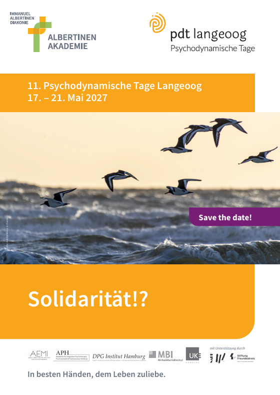 Plakat zur Fach- und Weiterbildungsveranstaltung Psychodynamische Tage Langeoog 2027 der Albertinen Akademie Hamburg zum Thema Solidarität mit einem Foto mit fliegenden Möwen als Titelmotiv, Logos der Kooperationspartner und Veranstalter und Textinhalten.