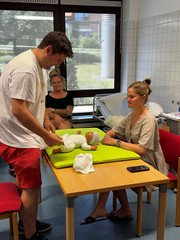 Teilnehmende der Mentorenausbildung üben im Skills Lab der Albertinen Akademie die Anleitung zur Säuglingspflege mit einer Babypuppe. Teilnehmende der Mentorenausbildung üben im Skills Lab der Albertinen Akademie die Anleitung zur Säuglingspflege mit einer Babypuppe.