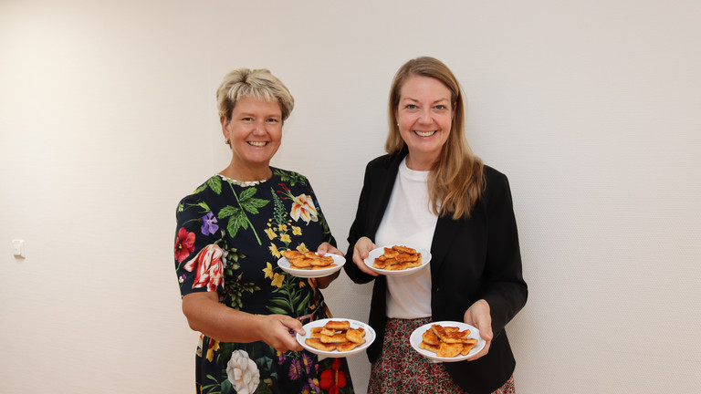 Dr. Sabine Pfeifer, Geschäftsführerin der Stiftung Zukunft Amalie, mit Gesine Walsleben, Fundraising, in der Residenz am Wiesenkamp (v.l.) Dr. Sabine Pfeifer, Geschäftsführerin der Stiftung Zukunft Amalie, mit Gesine Walsleben, Fundraising, in der Residenz am Wiesenkamp (v.l.)