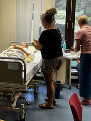 Teilnehmende der Mentorenausbildung bereiten im Skills Lab der Albertinen Akademie eine praktische Pflegesimulation am Übungsmodell vor. Teilnehmende der Mentorenausbildung bereiten im Skills Lab der Albertinen Akademie eine praktische Pflegesimulation am Übungsmodell vor.