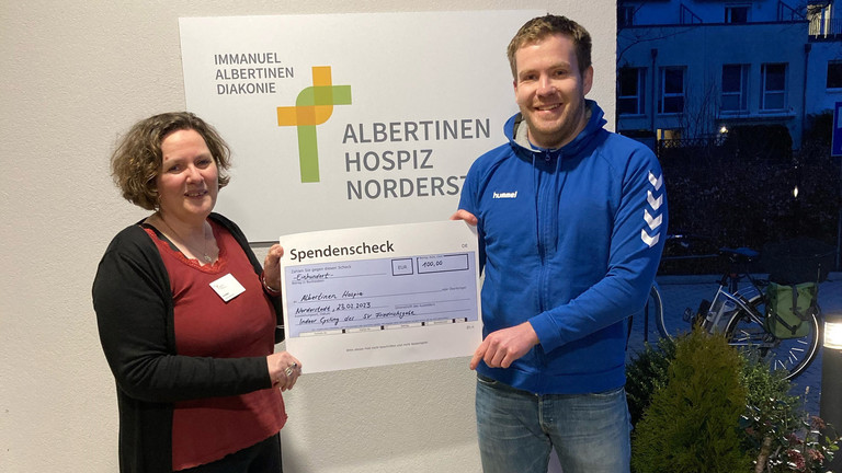 Hospiz-Einrichungsleiterin Ira Müller nimmt Spendenscheck vom Nachbar-Verein entgegen - Albertinen Hospiz Norderstedt Hospiz-Einrichungsleiterin Ira Müller nimmt Spendenscheck vom Nachbar-Verein entgegen - Albertinen Hospiz Norderstedt