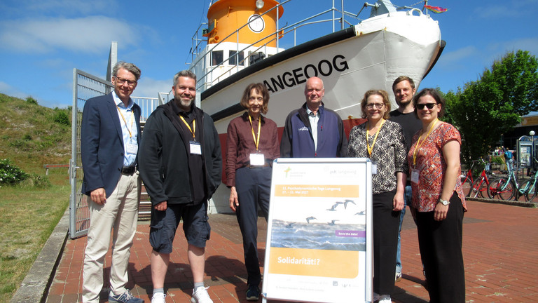 Organisatorenteam der 10. Psychodynamischen Tage Langeoog vor dem Schiff „Langeoog“ bei der Jubiläumstagung der Albertinen Akademie. Organisatorenteam der 10. Psychodynamischen Tage Langeoog vor dem Schiff „Langeoog“ bei der Jubiläumstagung der Albertinen Akademie.