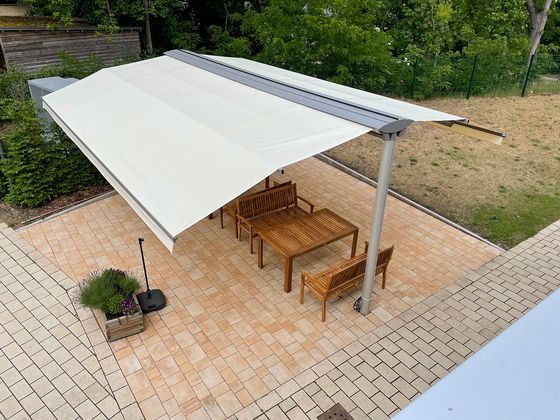 Eine große Markise schützt die Freifläche vor Sonne und Regen, Nachrichten, Diakonie Hospiz Woltersdorf Eine große Markise schützt die Freifläche vor Sonne und Regen, Nachrichten, Diakonie Hospiz Woltersdorf