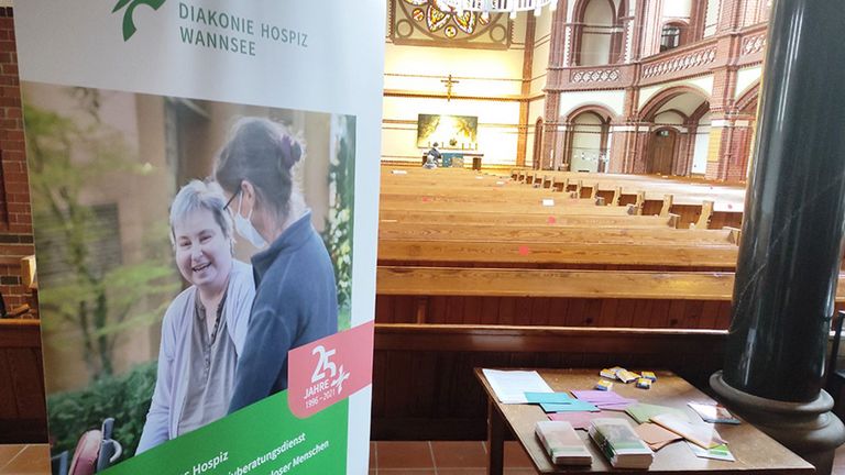Diakonie Hospiz Wannsee - Nachricht - Erfolgreiche Themenwoche in der Partnergemeinde - Gottesdienst - Präsentation - Aufsteller Diakonie Hospiz Wannsee - Nachricht - Erfolgreiche Themenwoche in der Partnergemeinde - Gottesdienst - Präsentation - Aufsteller
