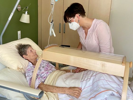 Diakonie Hospiz Woltersdorf - Kampagne 24/7 - Musiktherapeutin bei Gästin Diakonie Hospiz Woltersdorf - Kampagne 24/7 - Musiktherapeutin bei Gästin
