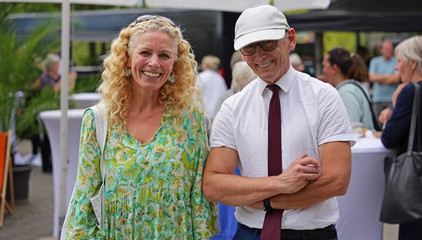 Ralf Zastrau, Geschäftsführer Albertinen Haus, mit einer Besucherin beim Albertinen-Sommerfest für die Mitarbeitenden aus den unterschiedlichen Einrichtungen der Immanuel Albertinen Diakonie am Standort Schnelsen auf dem Platz vor der Kirche am Albertinen Krankenhaus.