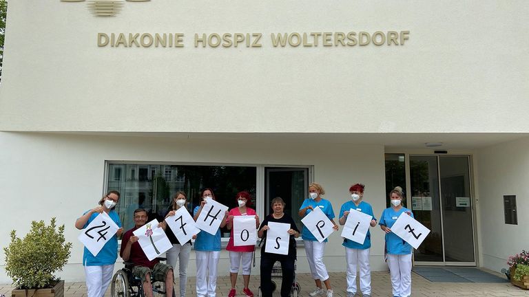 Diakonie Hospiz Woltersdorf - Kampagne 24/7 - Mitarbeitende vor dem Hospiz