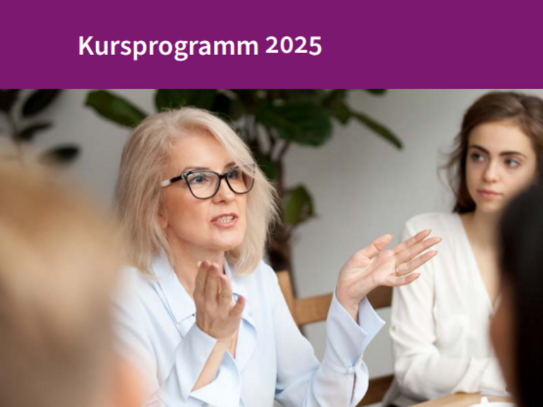 Mitarbeitende sitzen am Tisch, eine Frau spricht und gestikuliert, Weiterbildung, Fortbildungen für Mitarbeitende, Kursprogramm Albertinen Akademie 2025, Hamburg, Berlin